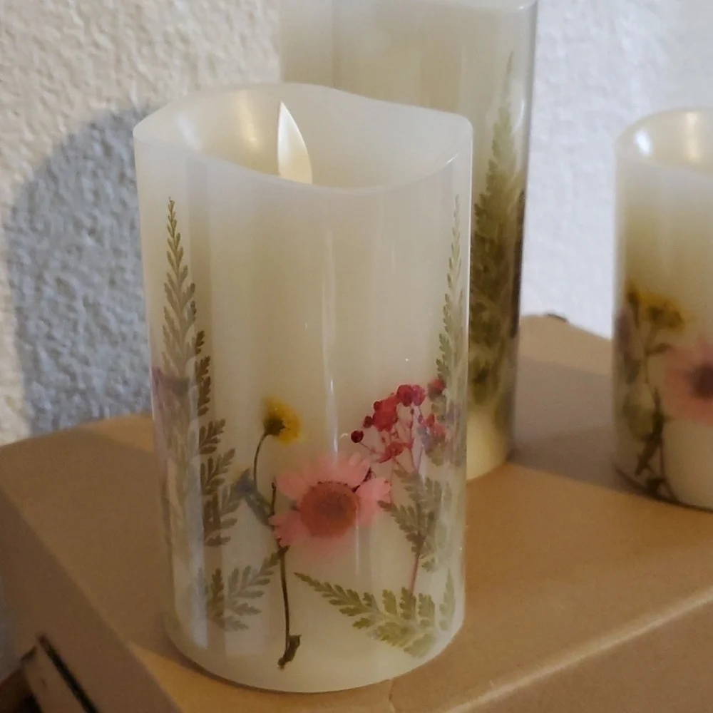 White Wax Floral Battery Candles W/Remote Moving flameless LED Timer (3 )NEW!